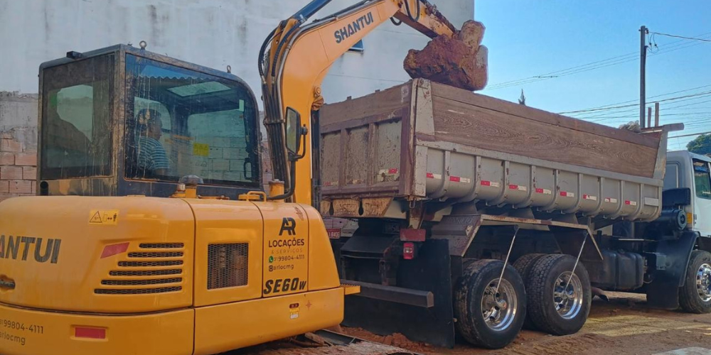 Caminhão transportando materiais